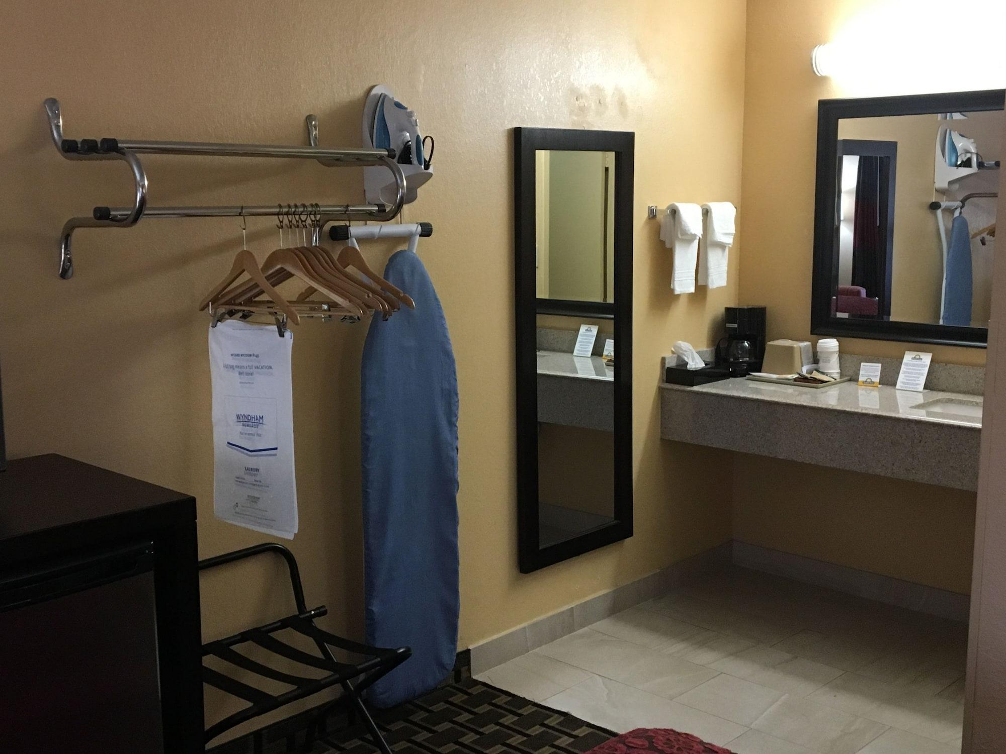 Hotel Days By Wyndham Bay