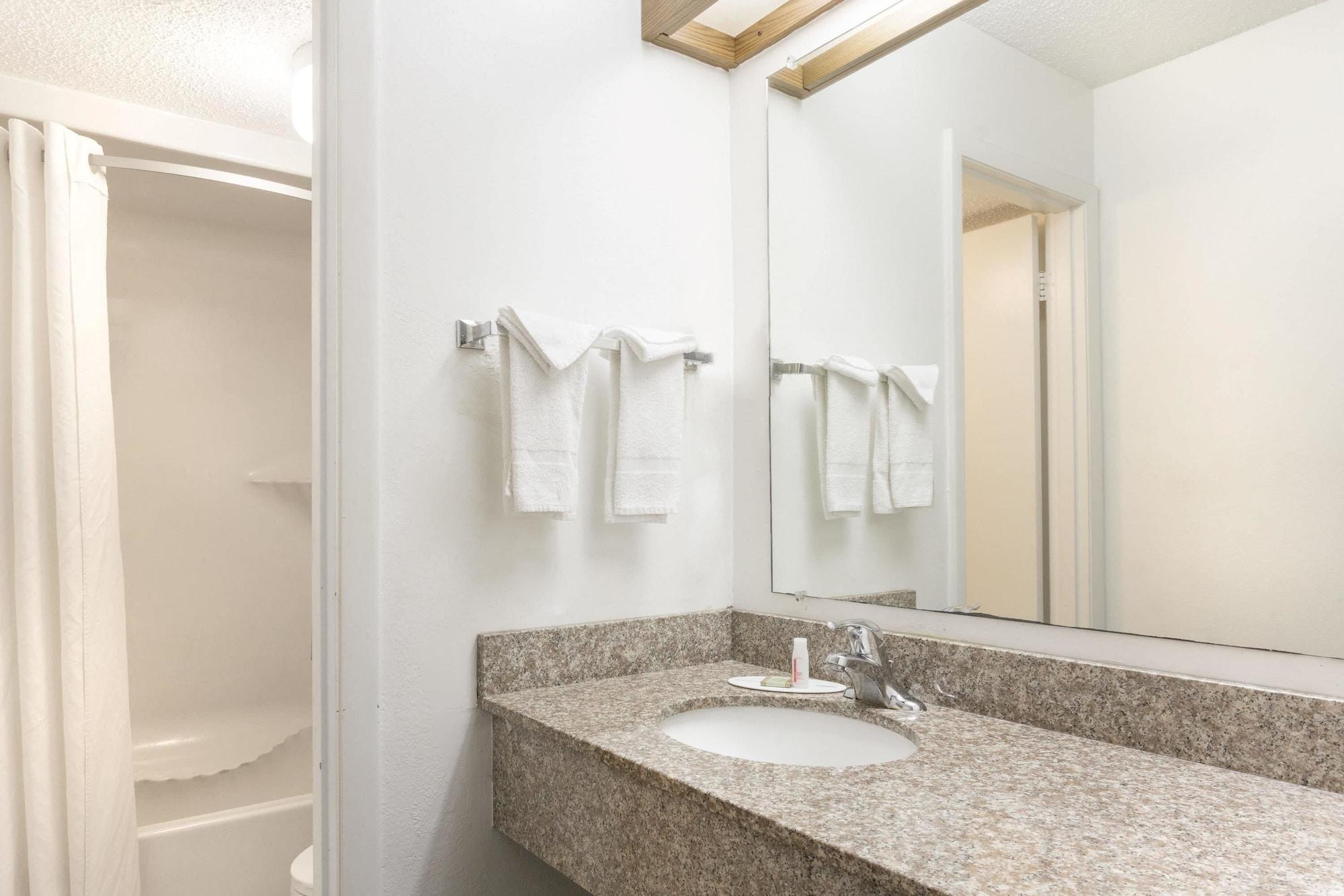 Super 8 By Wyndham Riviera West Palm