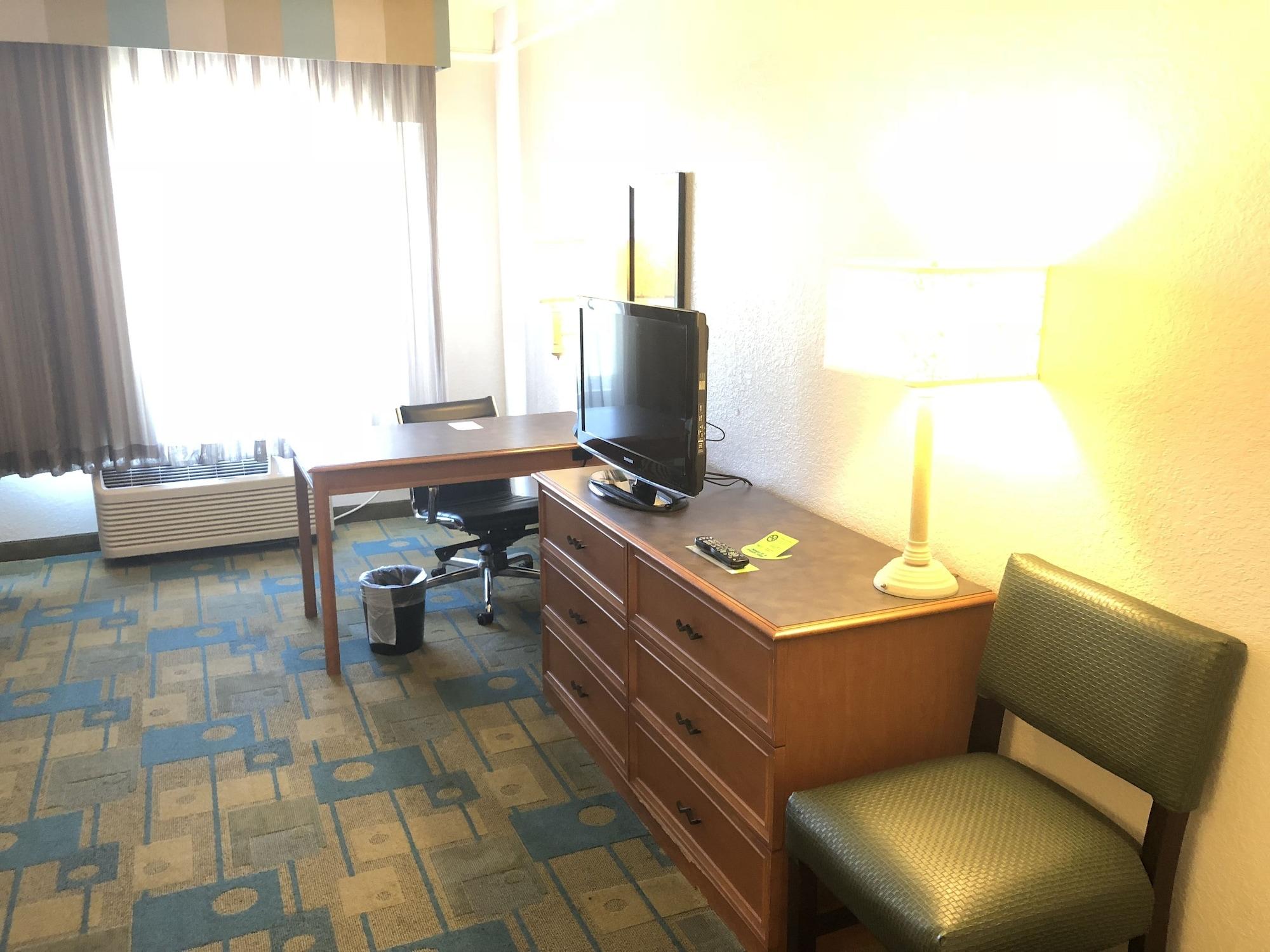 La Quinta By Wyndham Butler Blvd 3*