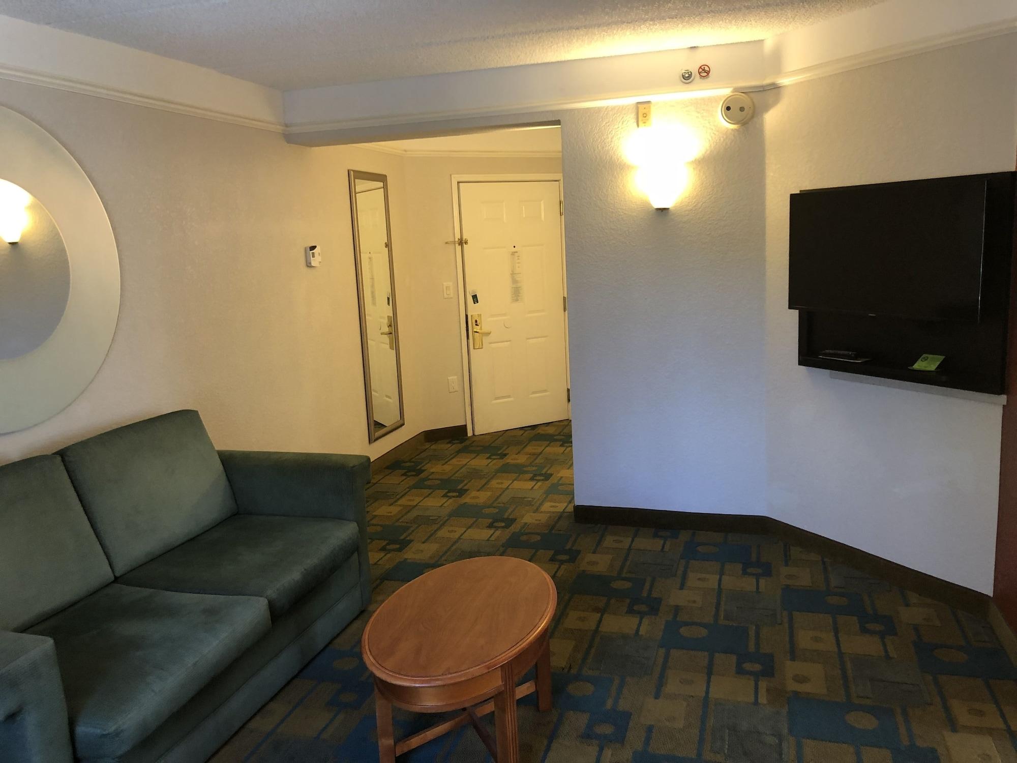 La Quinta By Wyndham Butler Blvd Hotel