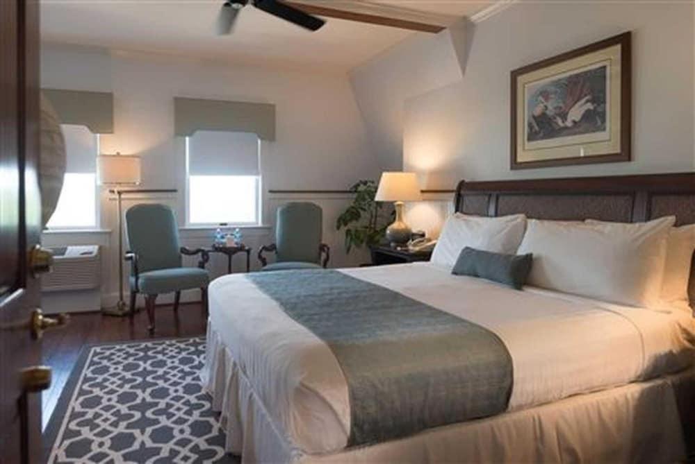 Hotel Elizabeth Pointe