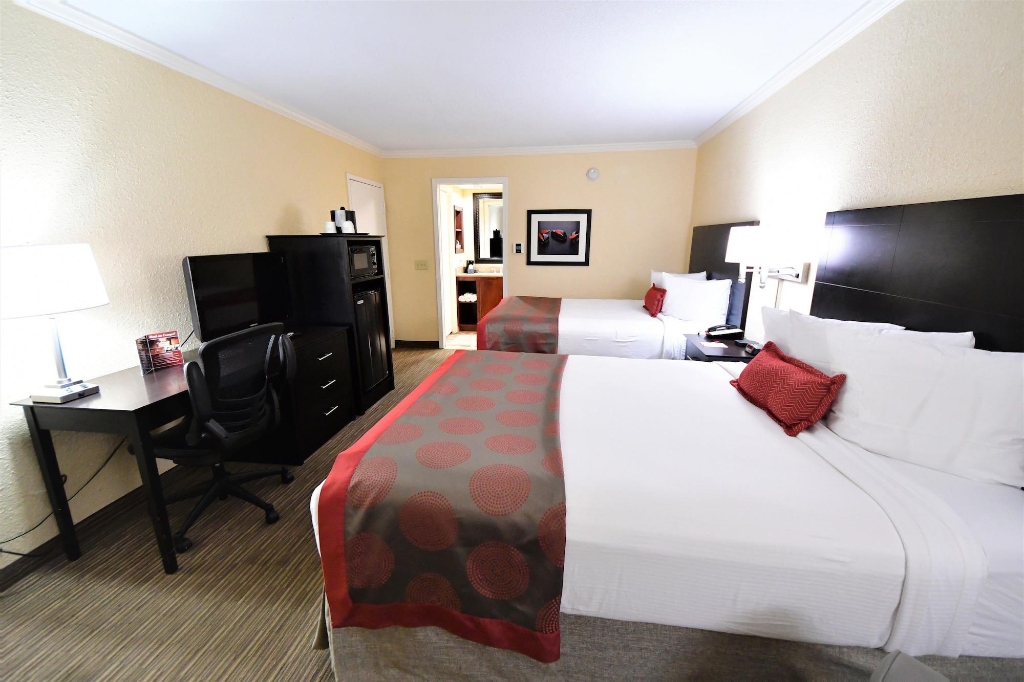 Hotel Ramada By Wyndham & Conference Center 3*