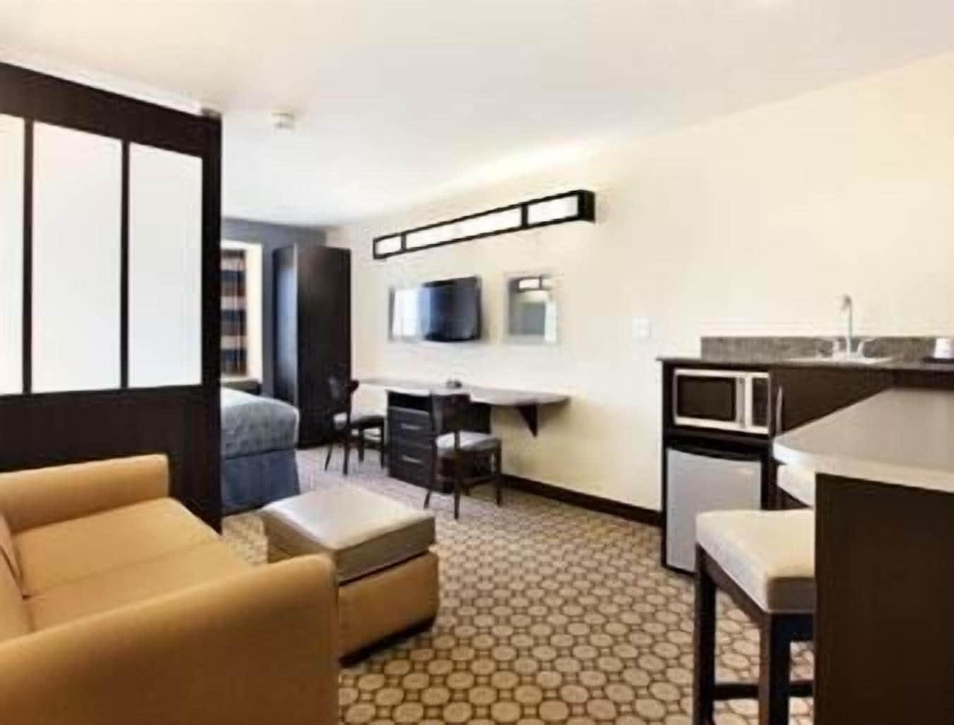 Microtel & By Wyndham Spring Hill/weeki Wachee
