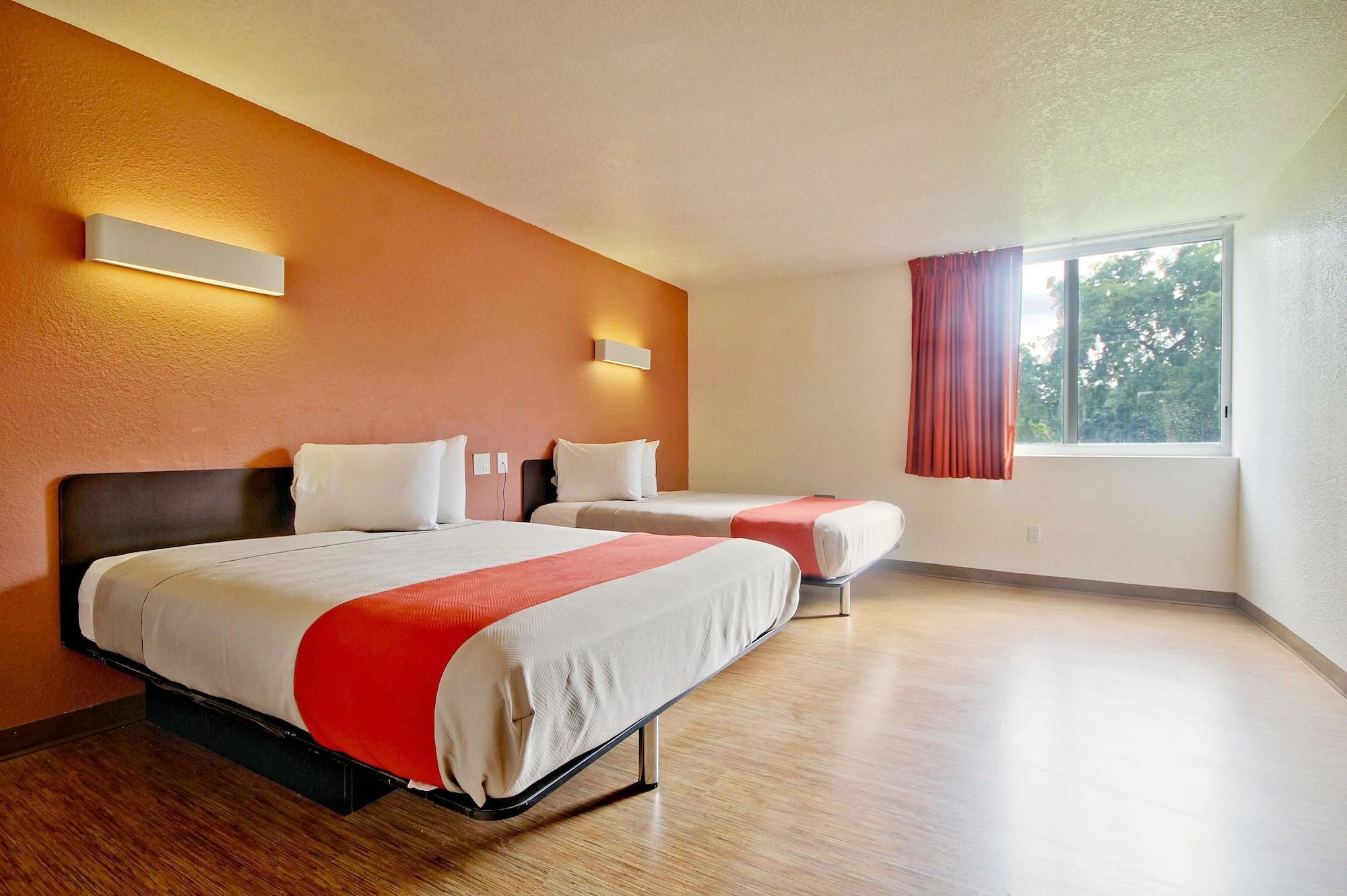 Hotel 6-miami, Fl 2*