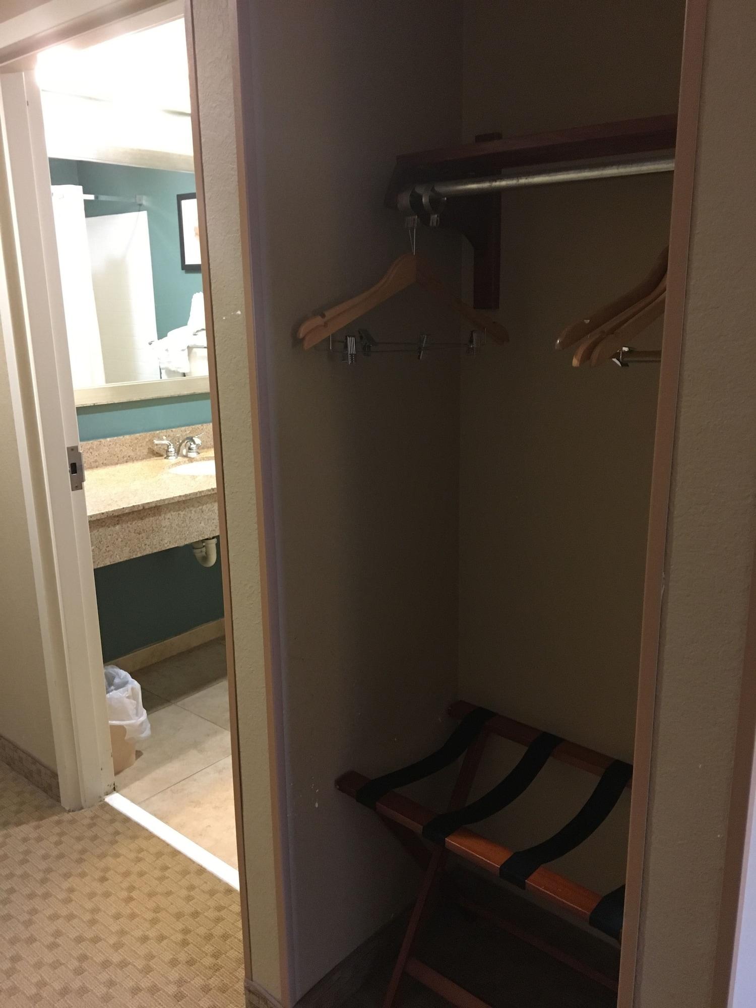 Hotel & Suites-i-95 2*