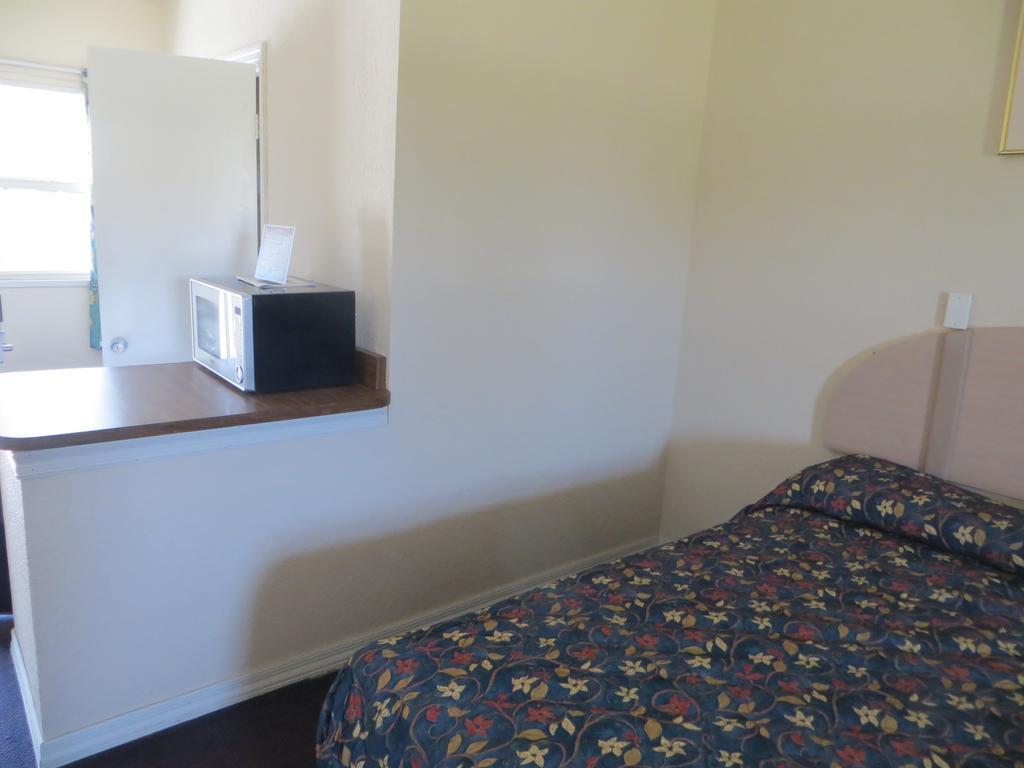 Royal Motel *