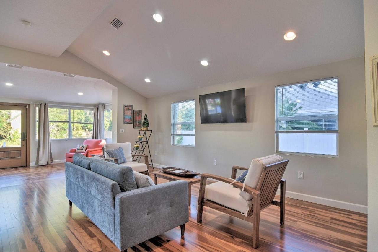 Vibrant Getaway With Furnished Patio! Dunedin