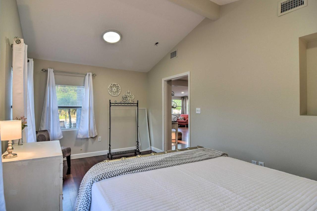Vibrant Getaway With Furnished Patio! Holiday home
