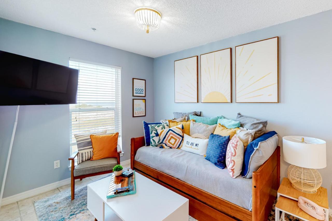 Gulf Island 422 Apartment *