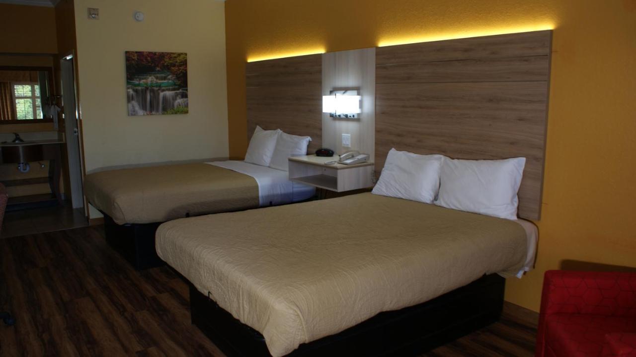 Town & Hotel 3*