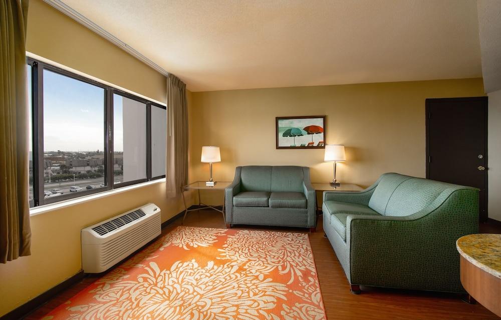 Hotel La Quinta By Wyndham Cocoa Oceanfront 3*