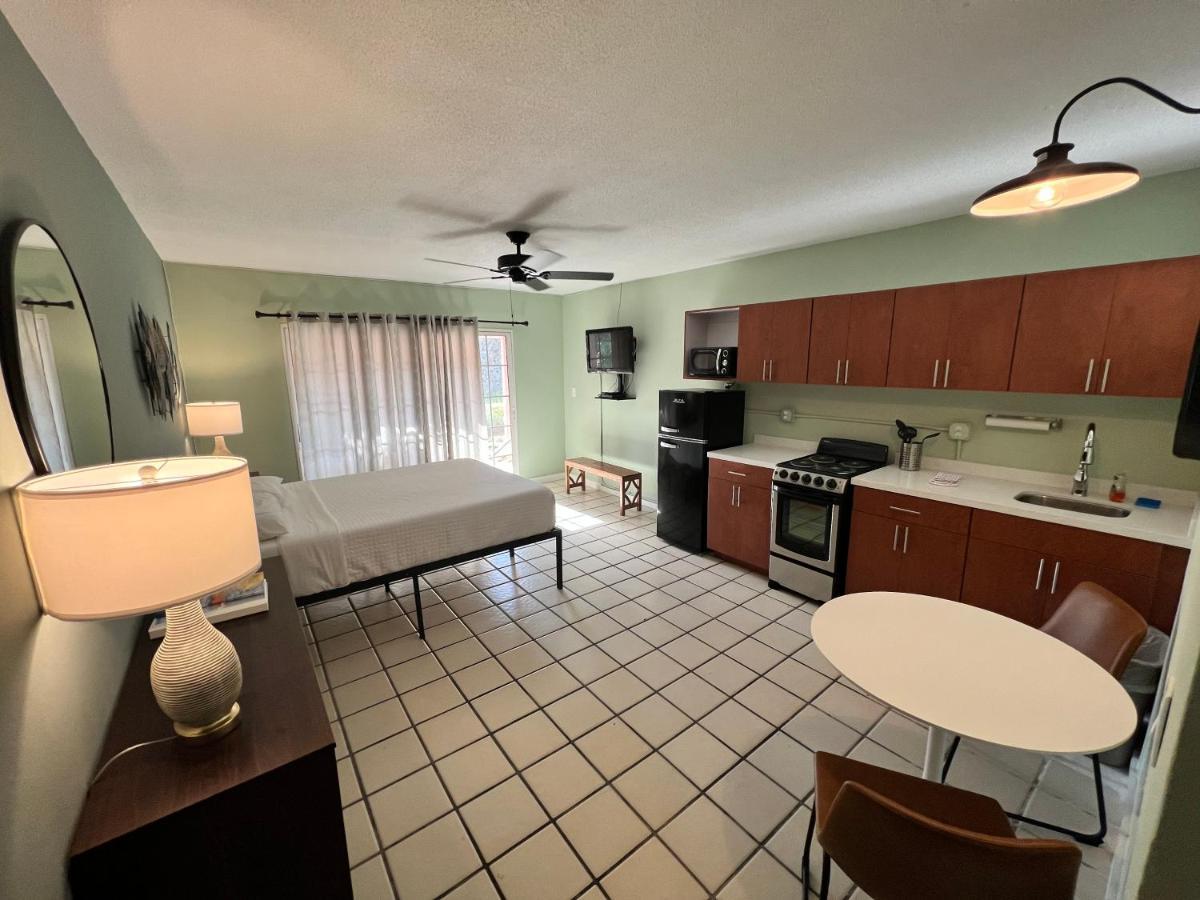 Hotel Breezy Palms