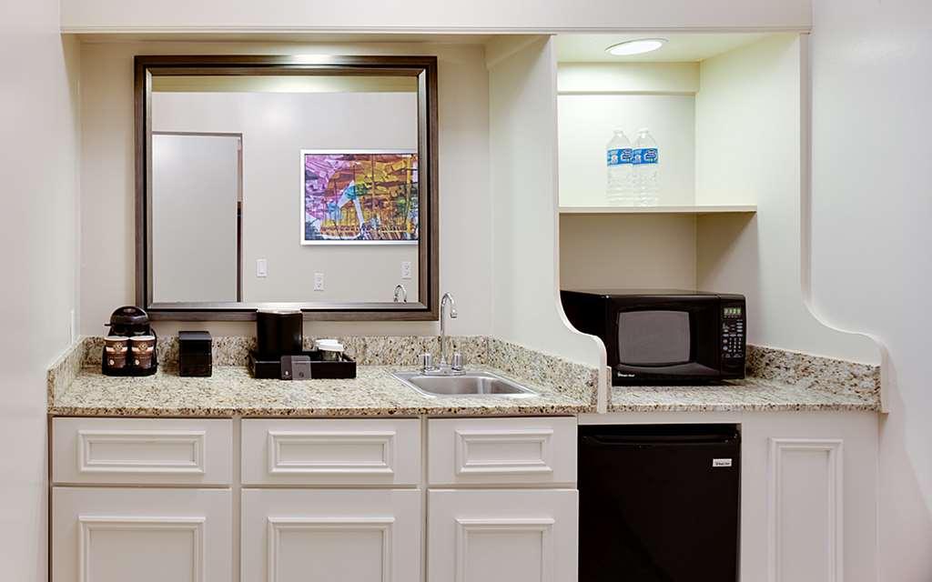 Embassy By Hilton Airport Westshore Hotel
