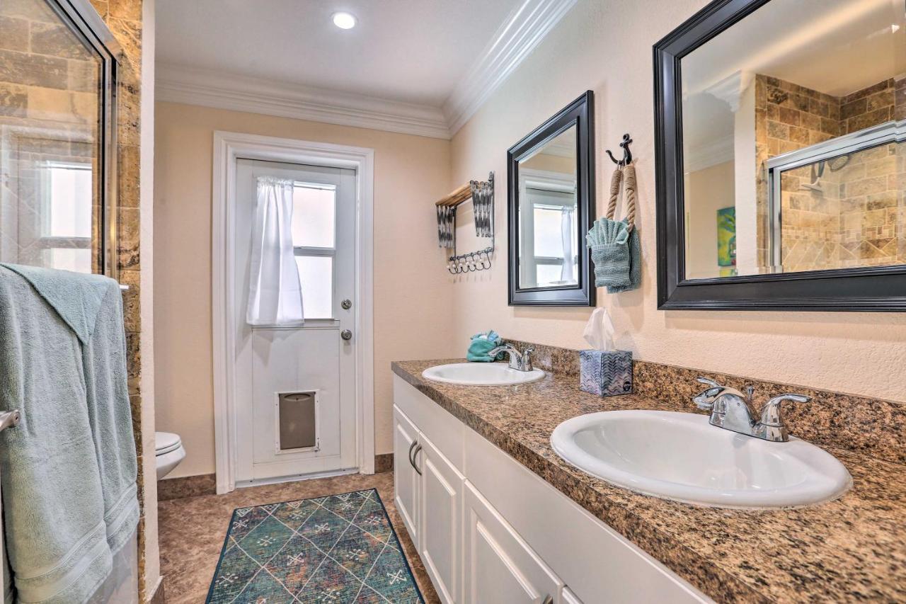 Private Pool And Covered Patio Haven! Holiday home Cape Coral