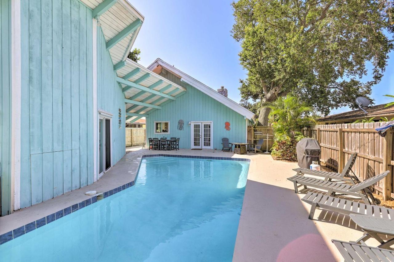 Holiday home With Pool - Walk To Beach!