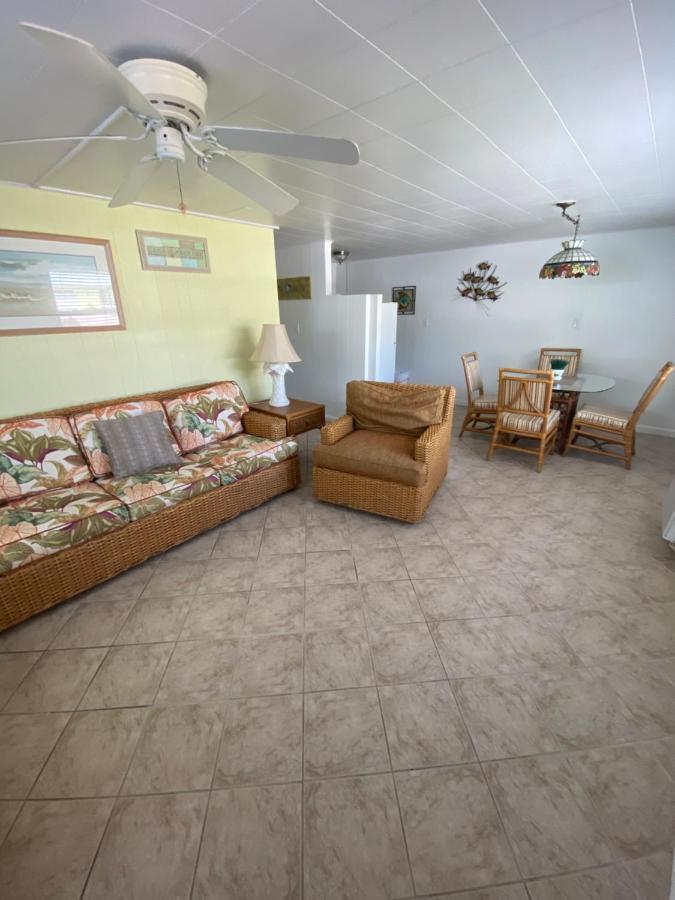 Tropical Winds Beachfront And Motel