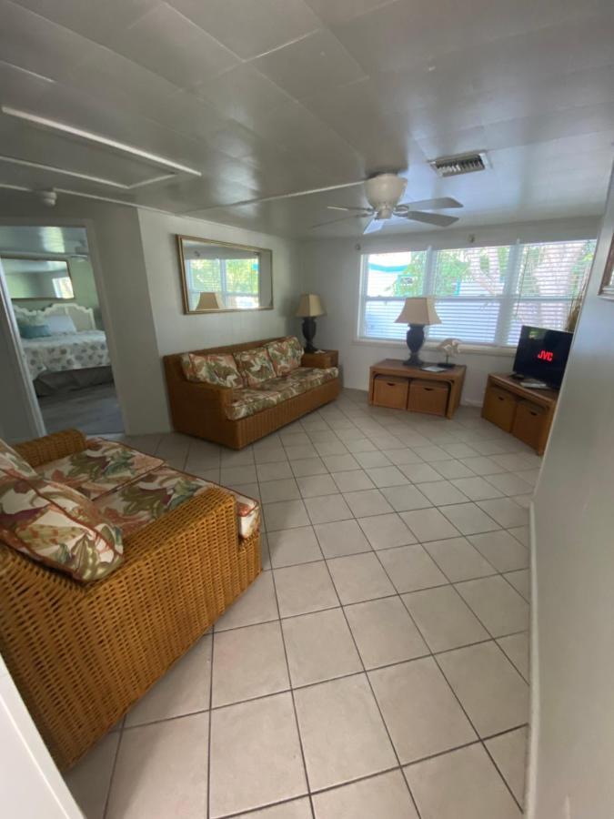 Motel Tropical Winds Beachfront And 3*