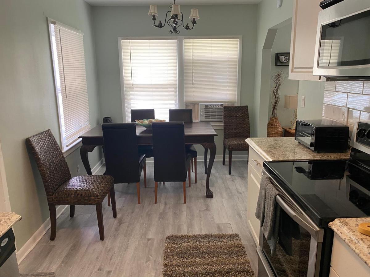Palm Retreat: Beachside Comfort With Outdoor Oasis * Lake Worth Beach