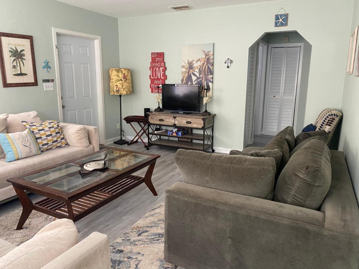 Palm Retreat: Beachside Comfort With Outdoor Oasis Holiday home Lake Worth Beach