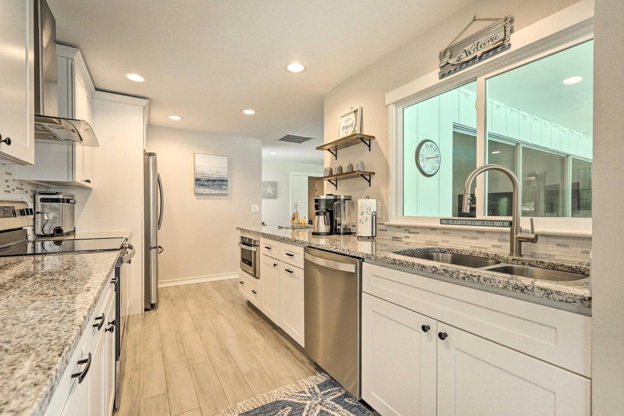 Bright And Breezy Retreat With Pool! Cape Coral