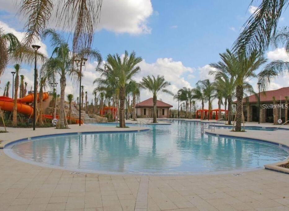 Stunning 5 Bedroom Just Minutes From Disney World! Holiday home