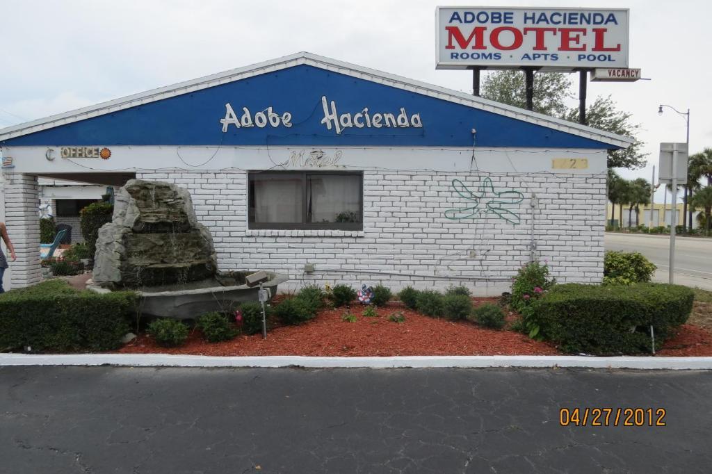 Adobe Hacienda * Hollywood