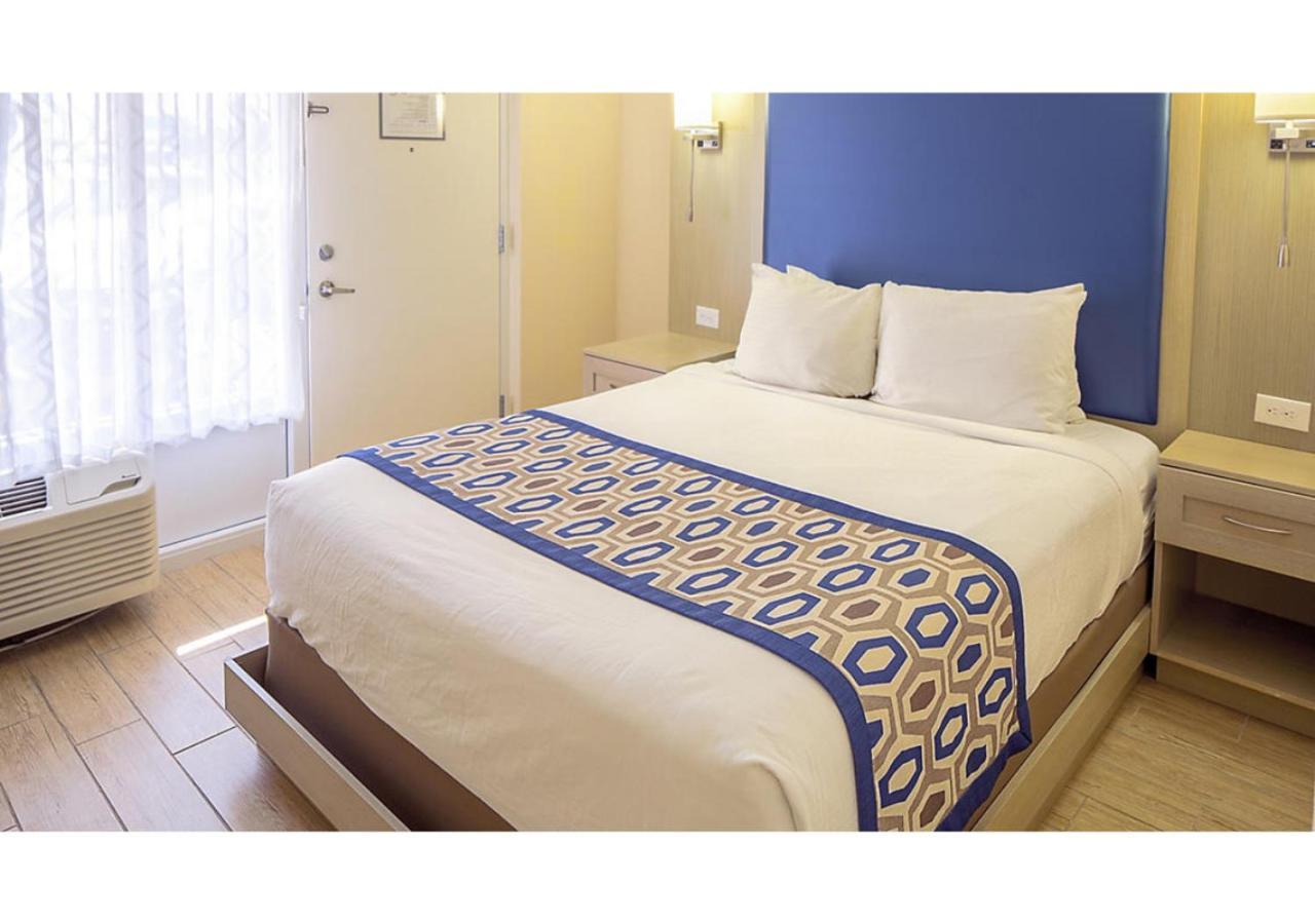 Dolphin Club Resort