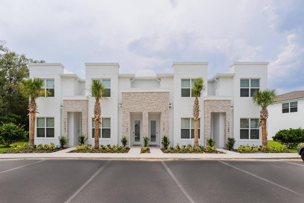 **brand New** Luxurious Decor Townhouse With Private Pool Hit17145