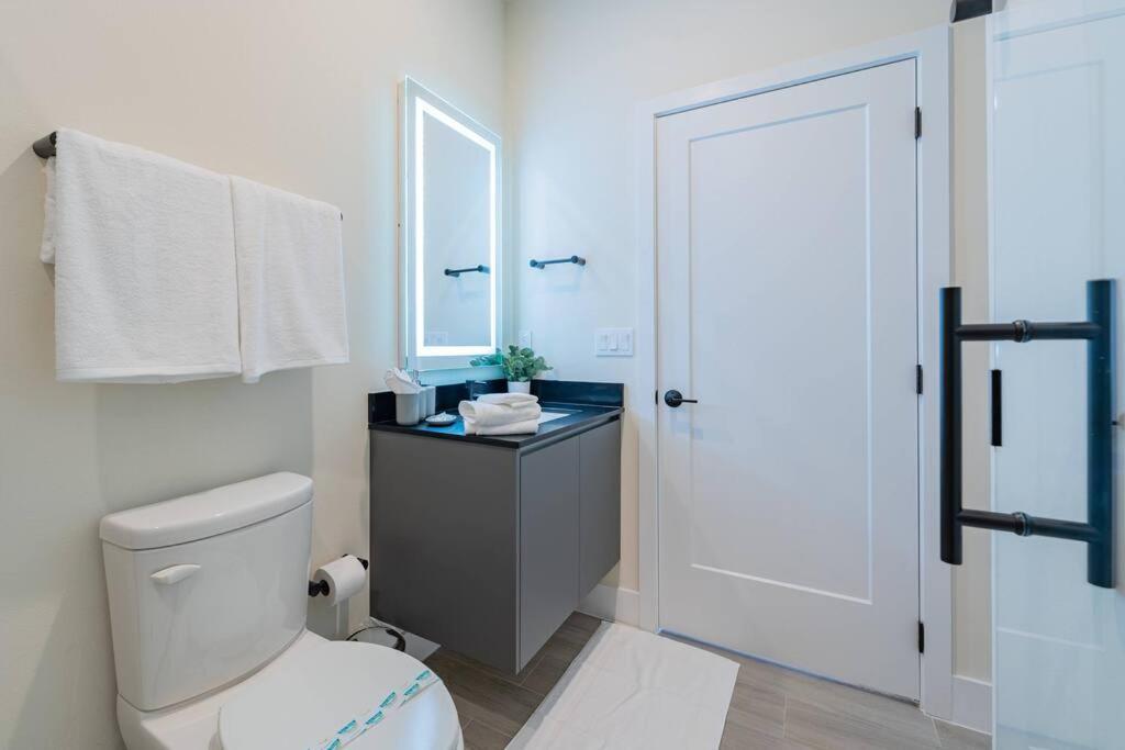 **brand New** Luxurious Decor Townhouse With Private Pool Hit17145