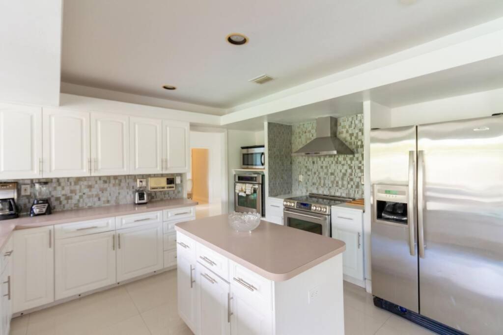 Spacious 3 Bed/2.5bath Miami W/ Pool! Holiday home