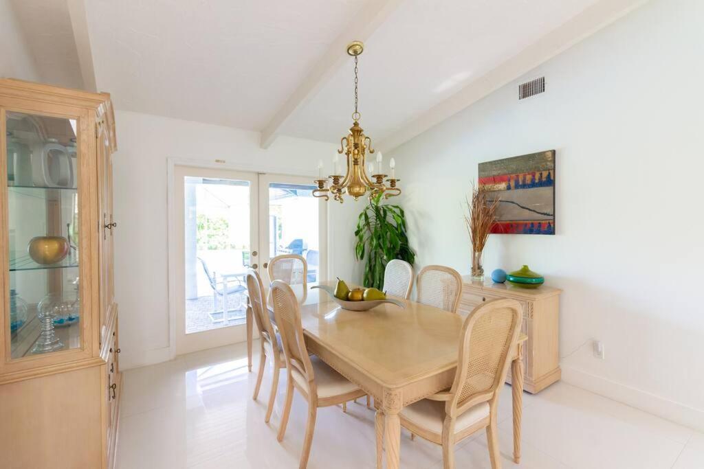 Spacious 3 Bed/2.5bath Miami W/ Pool! Holiday home *