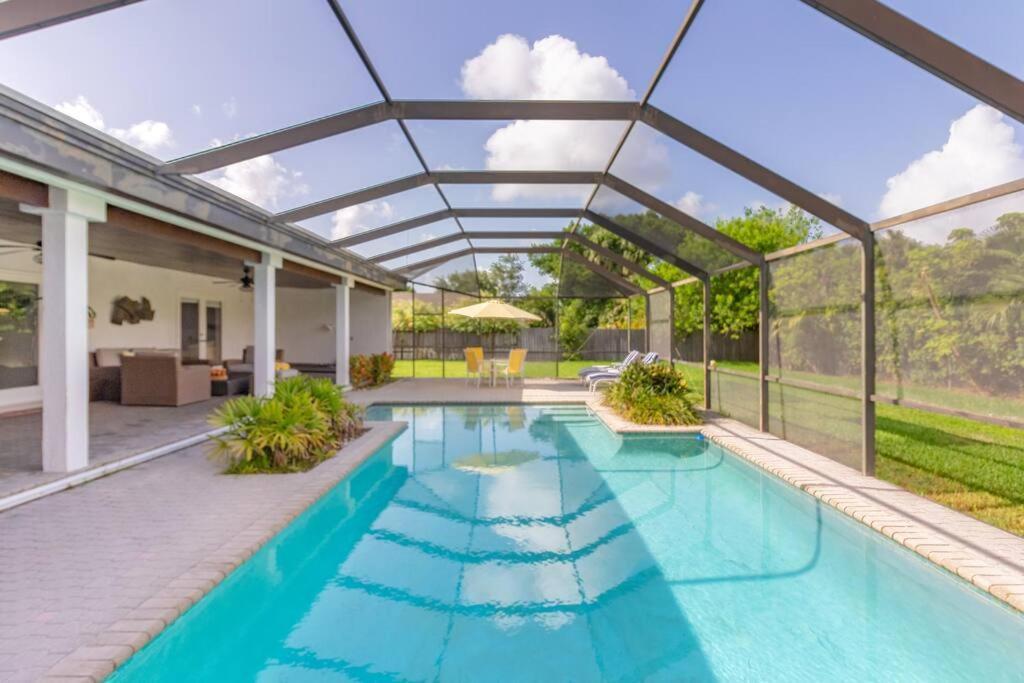 Spacious 3 Bed/2.5bath Miami W/ Pool! Holiday home