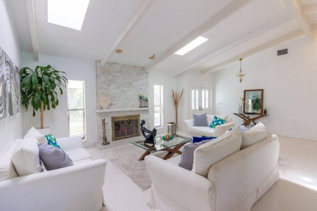 Spacious 3 Bed/2.5bath Miami W/ Pool!