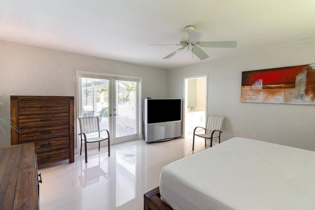 Spacious 3 Bed/2.5bath Miami W/ Pool! Holiday home *