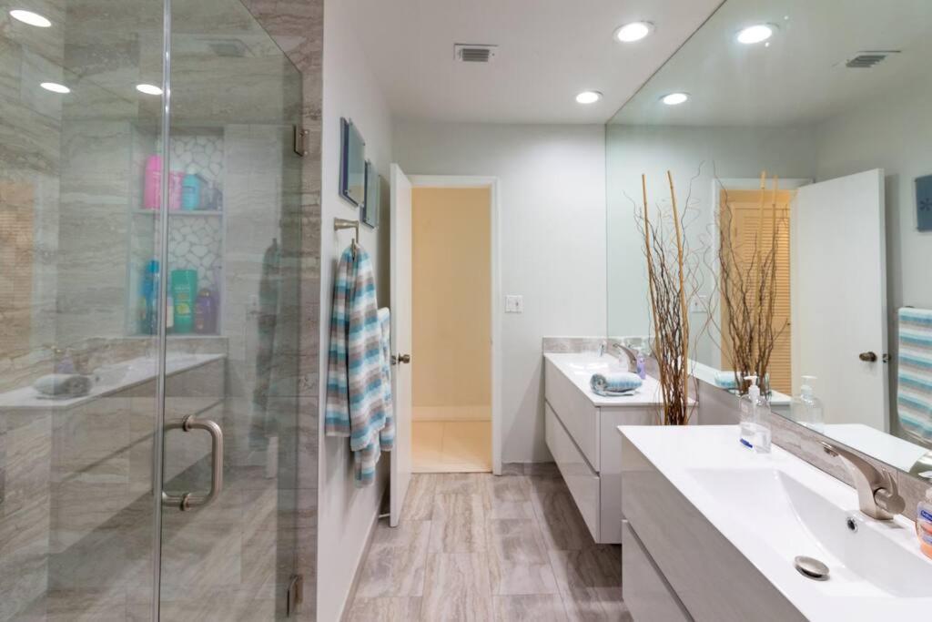 Holiday home Spacious 3 Bed/2.5bath Miami W/ Pool! *