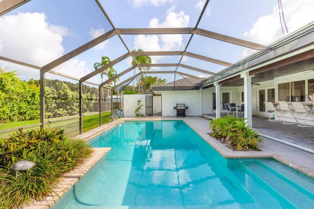 Spacious 3 Bed/2.5bath Miami W/ Pool! Holiday home *