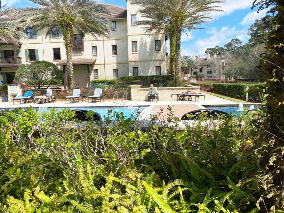 Luxury In Golfer's Paradise Apartment