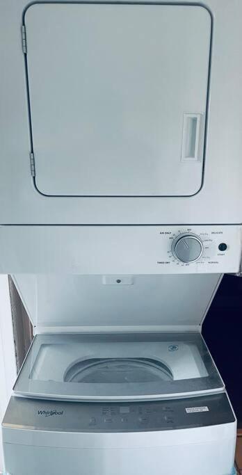 Lovely 2 Bedroom 1 Bathroom Retreat Minutes From The *