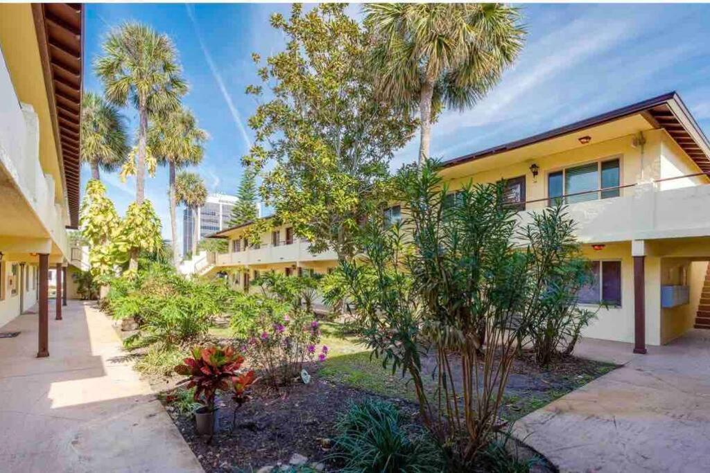 Lovely 2 Bedroom 1 Bathroom Retreat Minutes From The Apartment *