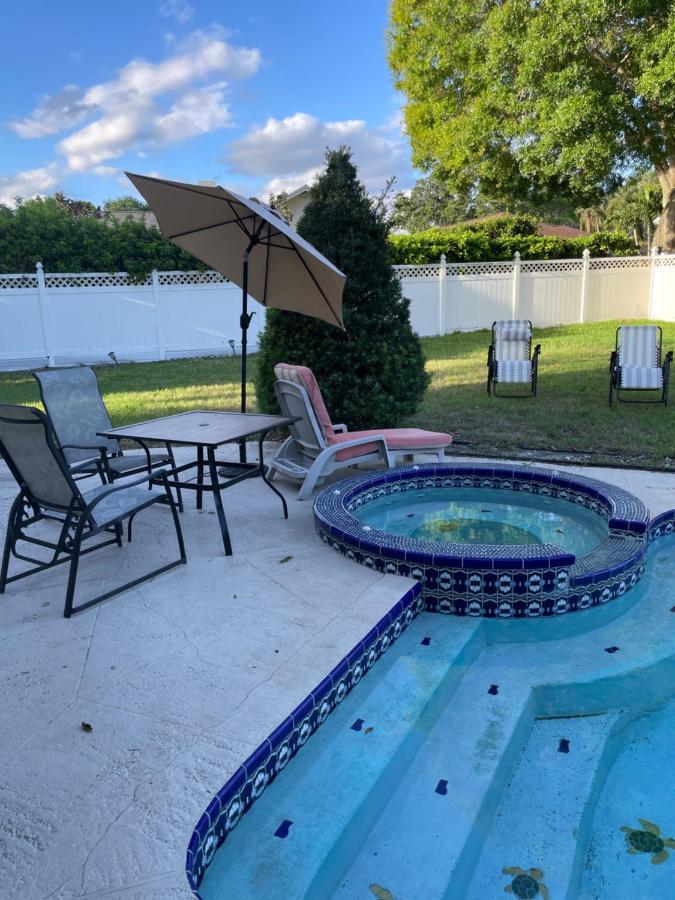 Walk To Indian Rocks Exclusive Use Of Hot Tub, Pool, Bbq,with Privacy *