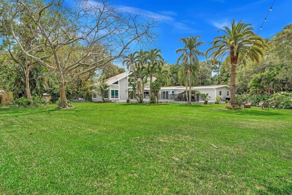 Villa Rare Hidden Getaway Heated Pool 1.5 Acres! Sleeps 16 *