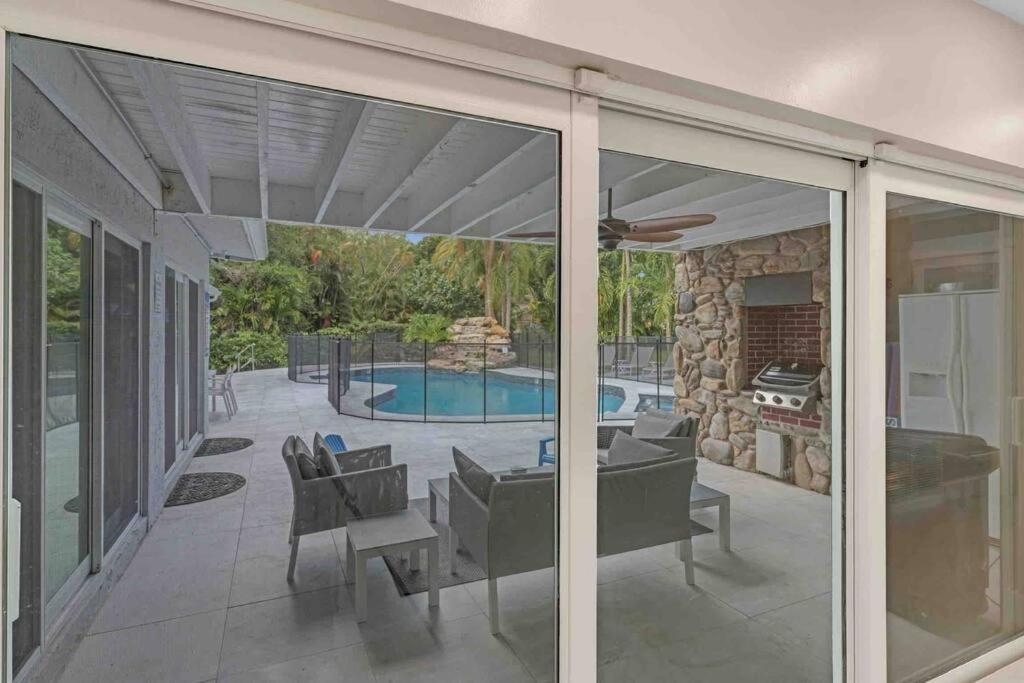 Rare Hidden Getaway Heated Pool 1.5 Acres! Sleeps 16 Villa Fort Lauderdale