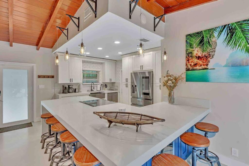 Villa Rare Hidden Getaway Heated Pool 1.5 Acres! Sleeps 16 Fort Lauderdale