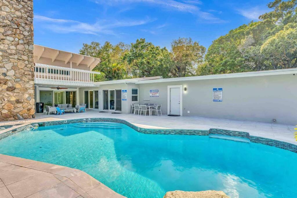 Rare Hidden Getaway Heated Pool 1.5 Acres! Sleeps 16 Villa