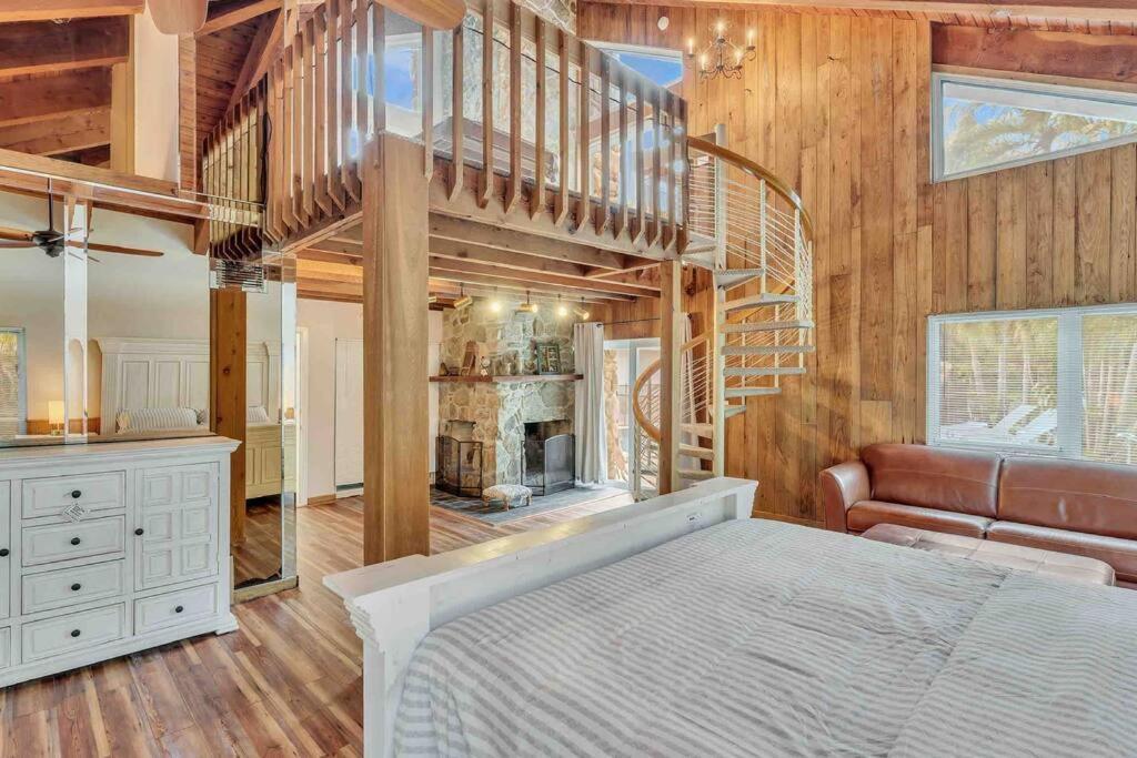 Villa Rare Hidden Getaway Heated Pool 1.5 Acres! Sleeps 16 Fort Lauderdale