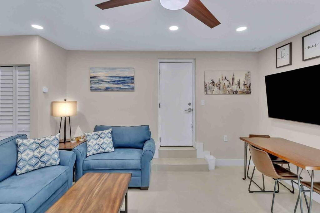 Villa Rare Hidden Getaway Heated Pool 1.5 Acres! Sleeps 16 Fort Lauderdale