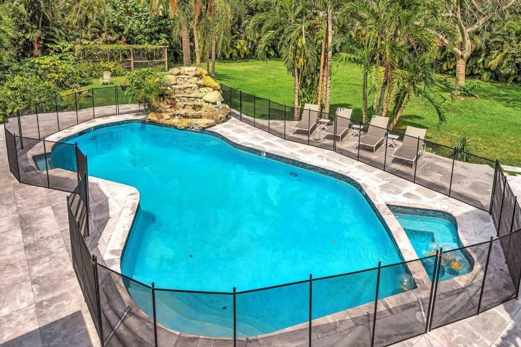 Rare Hidden Getaway Heated Pool 1.5 Acres! Sleeps 16 Villa