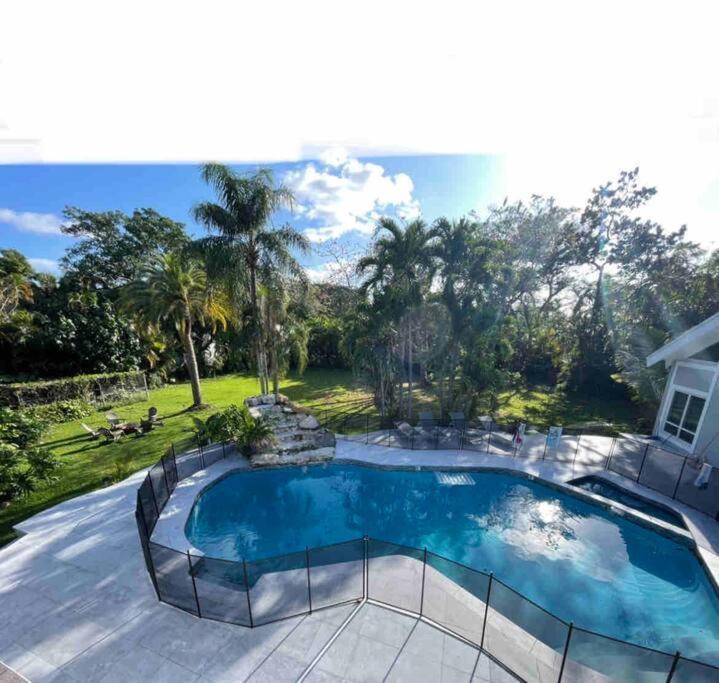 Rare Hidden Getaway Heated Pool 1.5 Acres! Sleeps 16