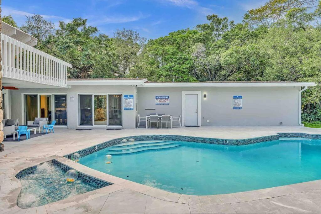 Rare Hidden Getaway Heated Pool 1.5 Acres! Sleeps 16 *