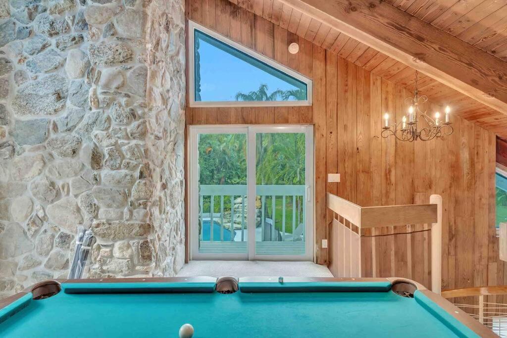 Rare Hidden Getaway Heated Pool 1.5 Acres! Sleeps 16 Villa *